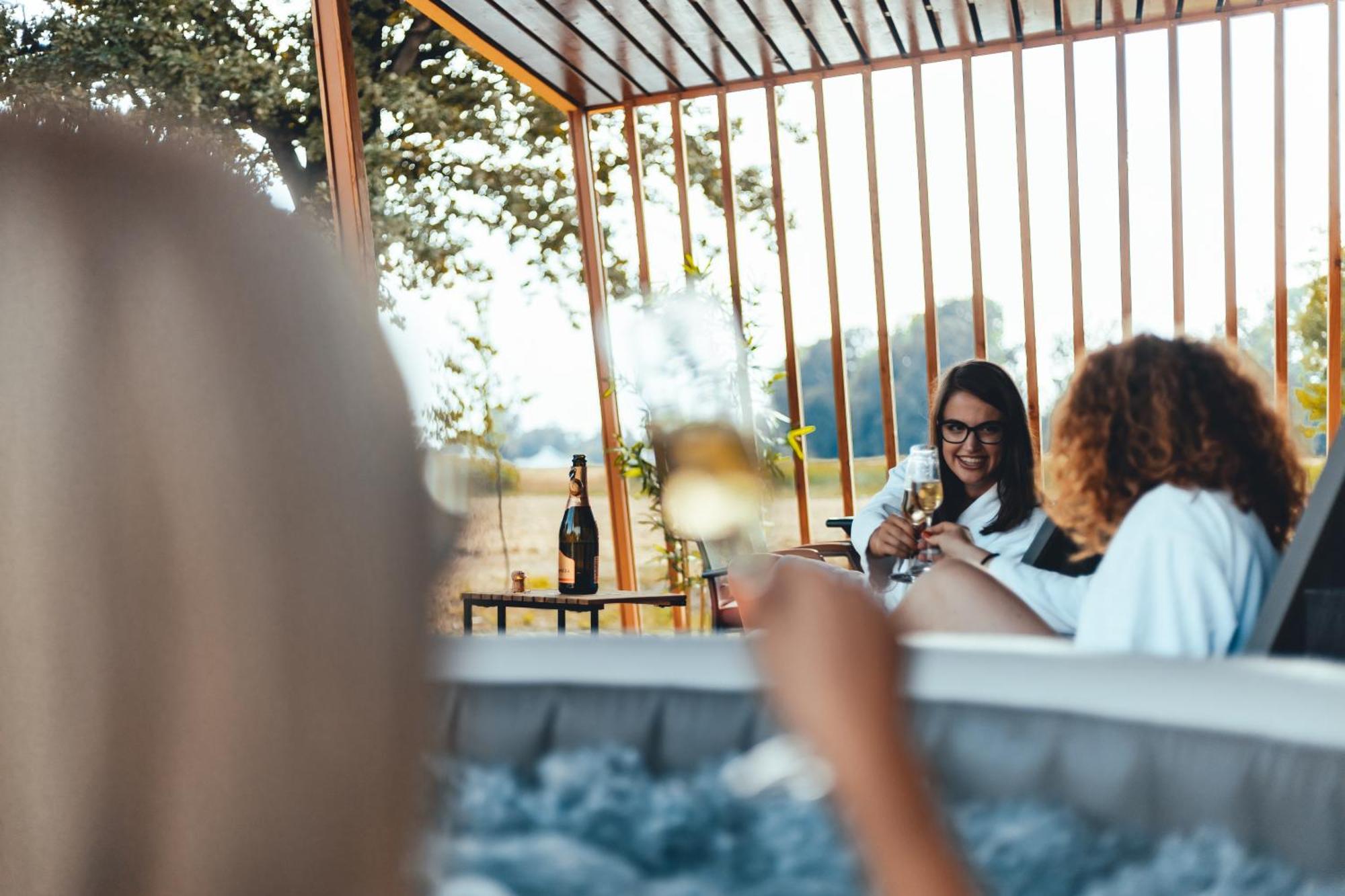 Hotel Terme Banovci - Mobilne Hiske Med Brajdami Exterior foto